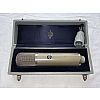 Das Kondensatormikrofon Neumann/Gefell Typ UM57 Nr. 4797 ist ein gebrauchtes, aber gut erhaltenes Sammlerstück. Es eignet sich ideal für Aufnahmen von Gesang